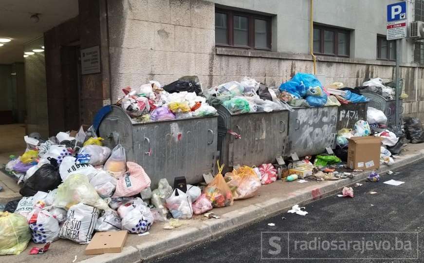Užasan prizor u centru grada: Marijin-Dvor zatrpan smećem